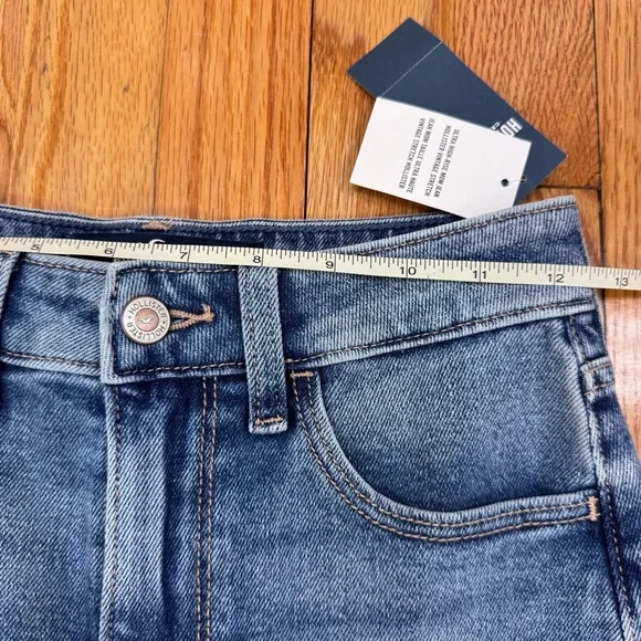 NWT Hollister Women's Straight Leg High Rise Mom Jeans with Floral Patch Design - Picture 5 of 13